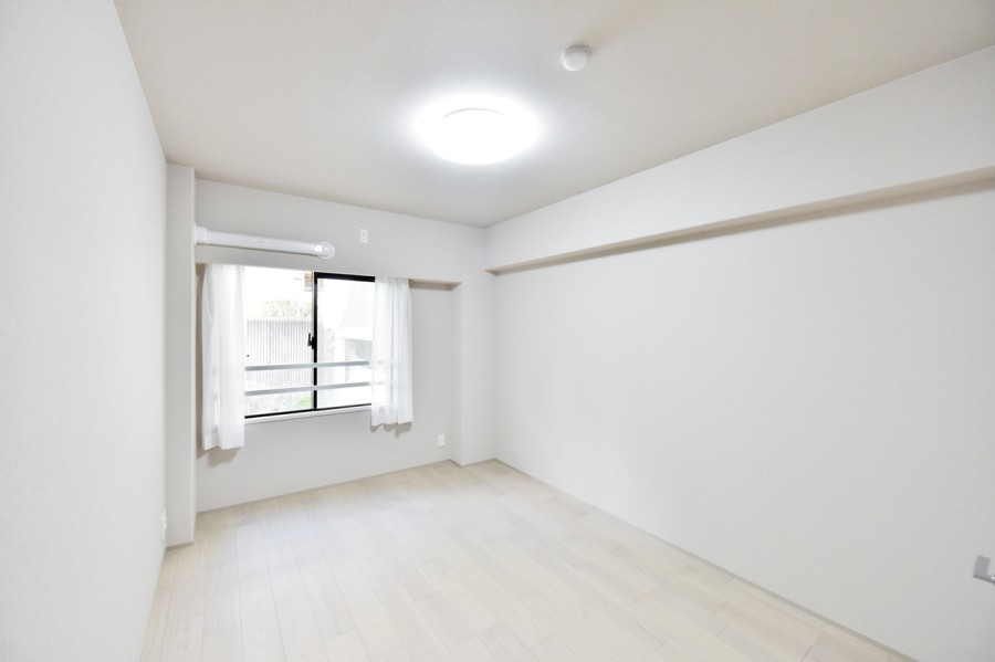 洋室3(約7.6帖)は読書や課題、心置きなく自分の時間に集中できるプライベートスペースです。シンプル内装なので、お好みのインテリアや小物で自分らしい空間を演出できます。