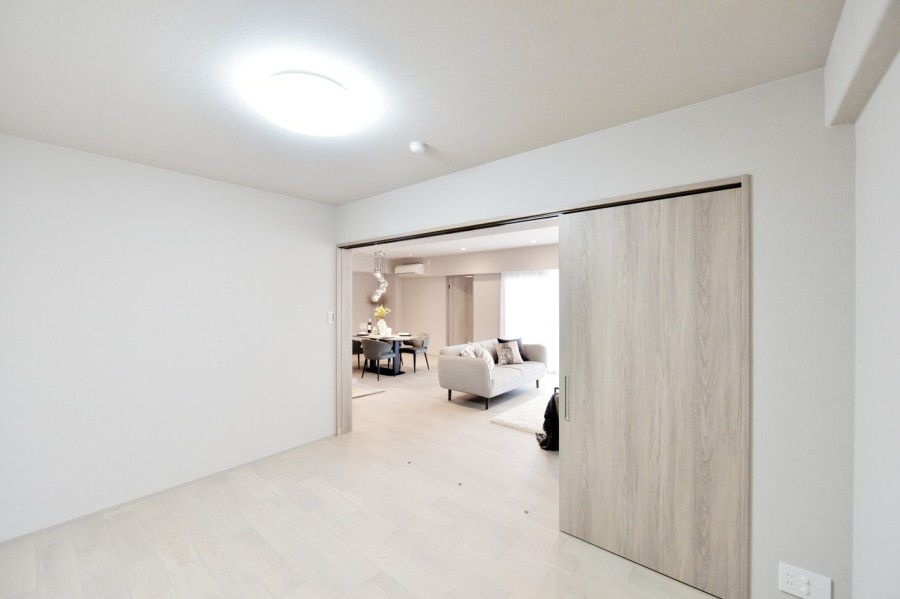 洋室4(約6.5帖)はリビングに隣接しており、扉を開放して拡張リビングとしても使用できるフレキシブルなお部屋です。すべての居室が6帖以上の広さを確保しており、ゆったりと使用できます。