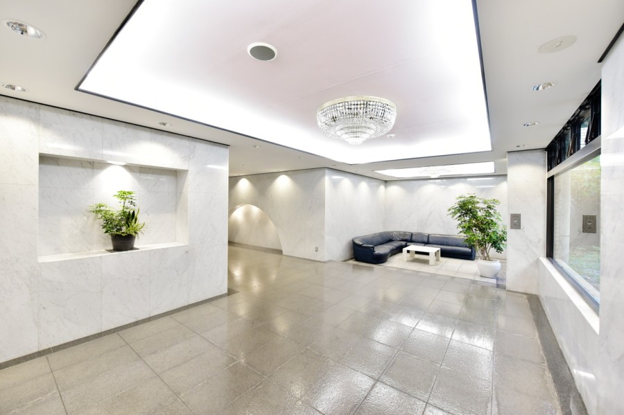 昔ながらの邸宅が立ち並ぶ閑静な住宅街で、阪急御影駅まで6分の立地です。山手幹線や国道2号線も利用しやすく、お車での移動も便利です。山手幹線沿いまで下ると、話題のスイーツショップ、ベーカリー、カフェなどが多数あり休日の散策も楽しめそうです。