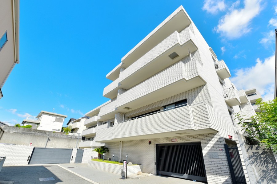 1990年建築、総戸数22戸、4階建ての低層のマンションです。周辺は戸建てや同規模のマンションが立ち並ぶ閑静な住宅地で、子育て世代の方々にも住みやすい環境です。御影北小学校まで徒歩4分です。