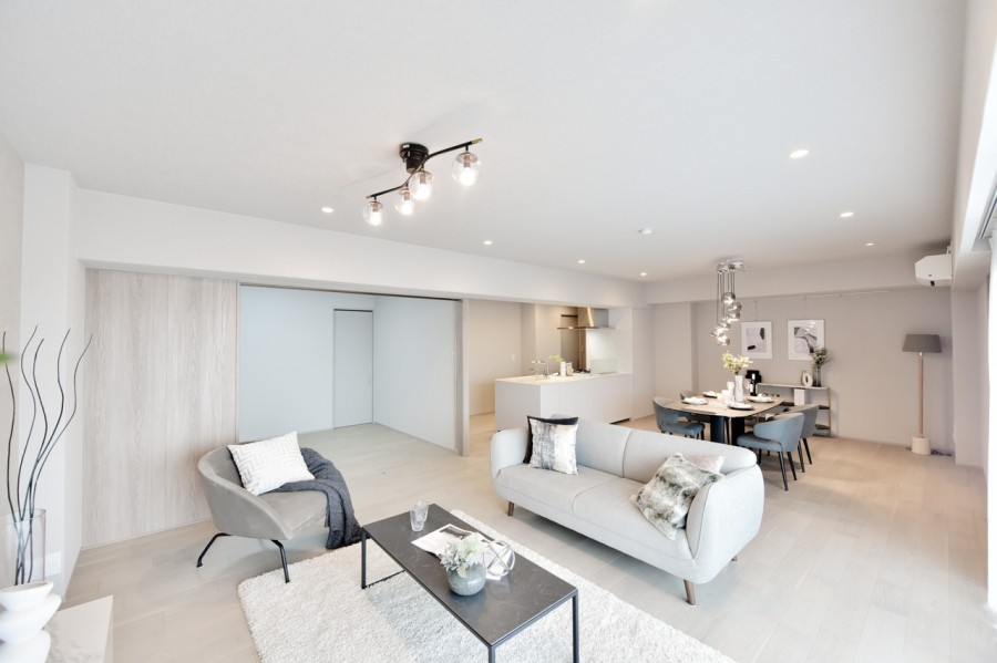 ピクチャーレールを設置していますので、お好きなアートやグリーンを手軽に飾ることができます。シンプルで飽きのこない内装なので、インテリアや小物で自分らしい空間を演出できます。