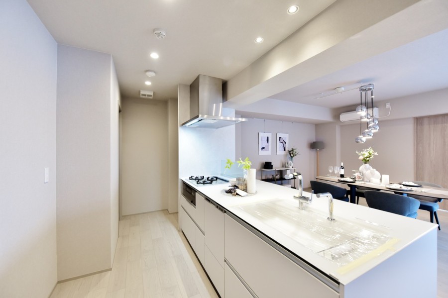 TOTO製対面式のシステムキッチン(クラッソ)採用、なめらかな手触りと透明感が美しいクリスタルカウンターを使用しており、キッチンに立つ楽しみが増えそうです。食器洗い機を完備していますので、家事の時短にも役立ちます。