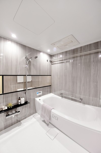 1620サイズのゆったりとした浴室で、毎日心行くまで癒しのバスタイムをお過ごしいただけます。浴室乾燥機完備ですので、花粉・梅雨のシーズンでも衣類の乾燥を手軽に行えて便利です。