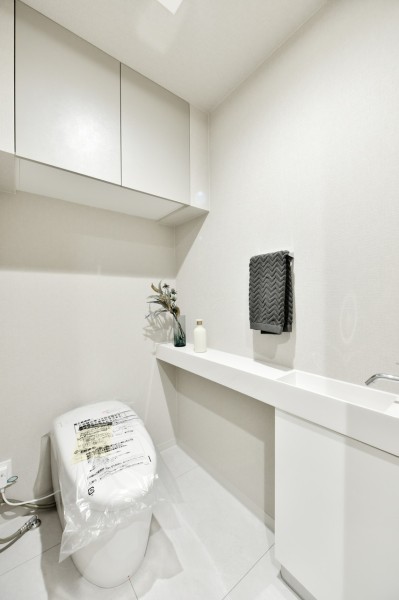 トイレは2か所設置しております。TOTO製ウォシュレット一体型トイレを新規交換済みです。毎日使用する場所なのでシンプルで清潔感のある空間に仕上げました。