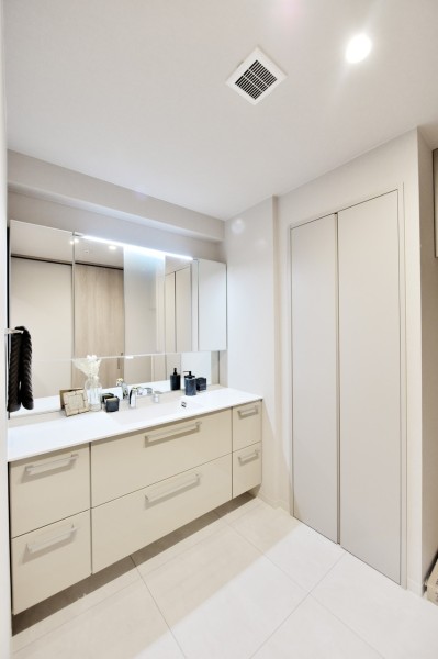 TOTO製エスクアを採用、タッチレススイッチを採用していますので手を触れずにonoffでき、清潔に使用できます。ゆったりとした洗面室で、入浴後のプライベートタイムも、朝の慌ただしい時間も快適にご使用いただけるプライベートスペースです。