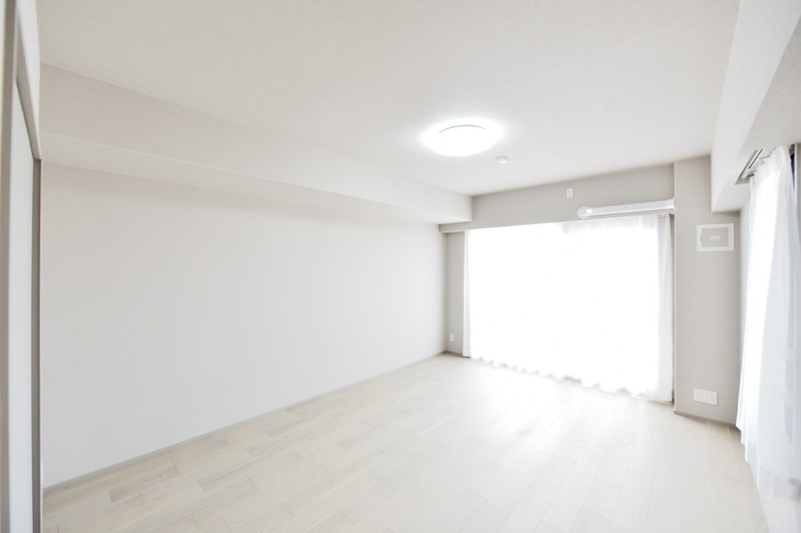 洋室1(約11.0帖)は南向きの大きな窓から優しい光が差し込む空間です。凹凸もなく、家具の配置がしやすいので居室を広々と使用できます。リビングインのお部屋で、家族の気配を感じながらくつろげます。