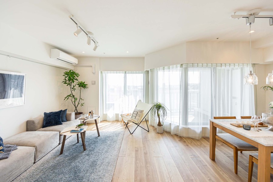 やさしい光と爽やかな風が通り抜ける心地よいリビングです。住まう方の趣味や感性で飾っていただけるように、シンプルな内装で仕上げました。