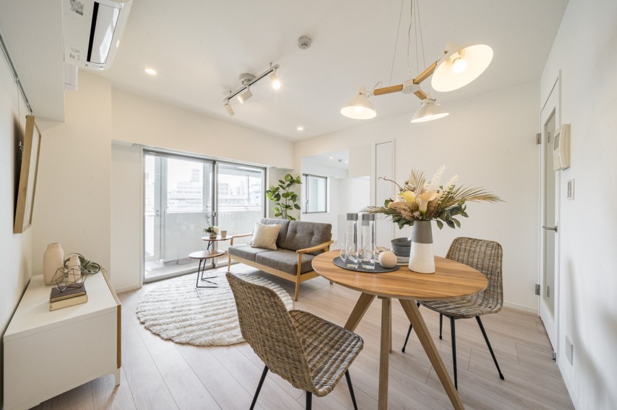 南東向きの窓から明るい自然光が差し込むリビングダイニング。暖かみのあるフローリングで、落ち着いた上質な雰囲気になります。