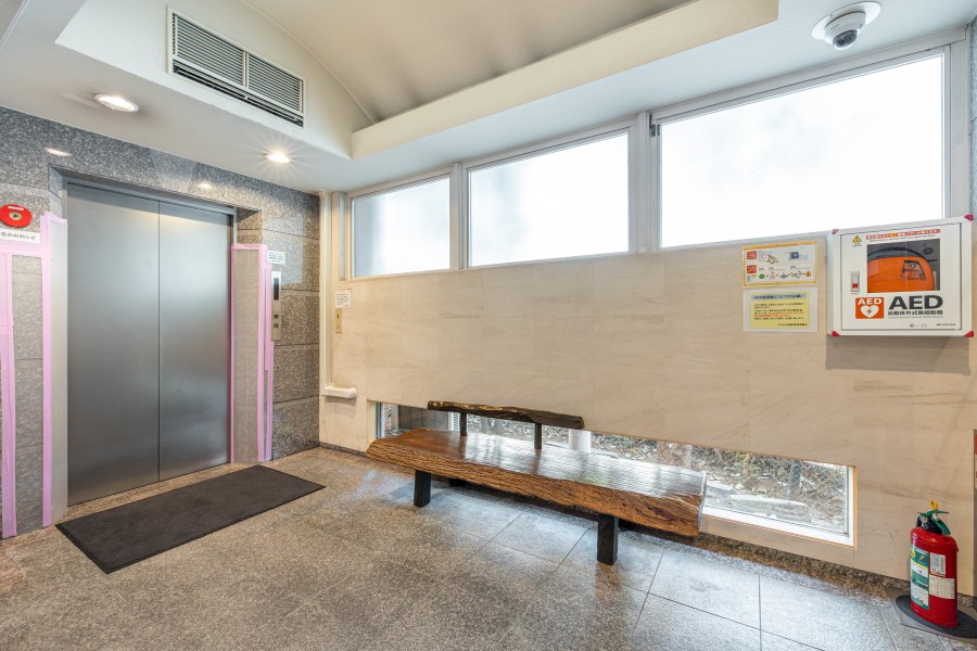 エレベーターホールには木製ベンチが設置されており、AEDも完備されております。
