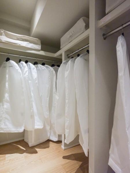 洋室2には大容量の収納力が頼もしいウォークインクローゼットが備わっています。お気に入りのワードローブも、旅行のお供に必要なキャリーバッグ等もたっぷりと収納可能です。