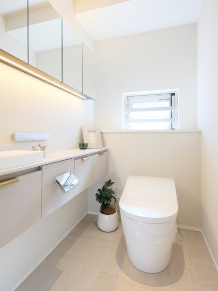 レストルームにも豊富な収納、手洗いカウンターを備え付け、細部にまで使いやすさ、デザイン性を考えた仕上がりです。スマートなタンクレストイレを採用し、空間を圧迫しない空間設計です。