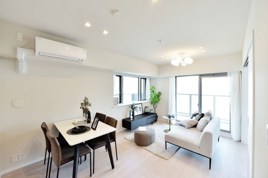 10階部分の北東角住戸、2面採光で明るく開放的なLDK約13.3帖です。優しい光が差し込む明るい空間は床暖房完備でゆったりと寛げます。洋室の扉を開放すると広々とした空間が完成します。