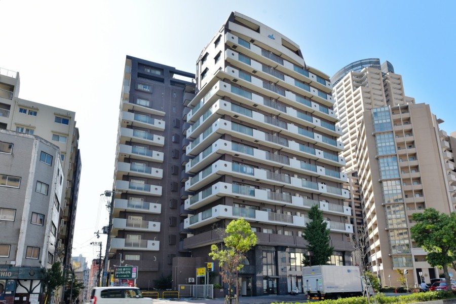 JR三ノ宮駅・元町駅、阪急神戸三宮駅へアクセス可能な好立地です。海と山が近い神戸の街では、自然を身近に感じながら便利な生活が出来ます。近隣には飲食店やコンビニなどもあり便利です。