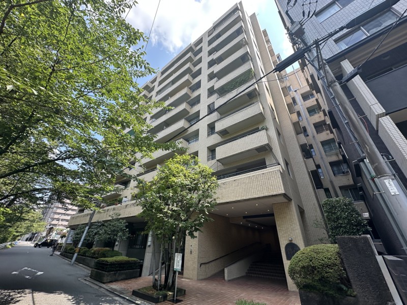 総戸数182戸のビッグコミュニティです。地下鉄今出川駅まで徒歩10分です。お部屋からは五山の送り火(大文字・妙法)が鑑賞可能です。古都の歴史や文化を感じながら、新しいものも取り入れ発展する京都の町での生活を是非ご堪能下さい。