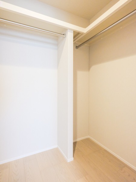 各お部屋に収納を造作いたしました。収納ケースや季節物のお布団など見せない収納が可能となっております。収納スペースの壁紙や棚のカラーをホワイトにすることでお洋服のお色を確認しやすいです。