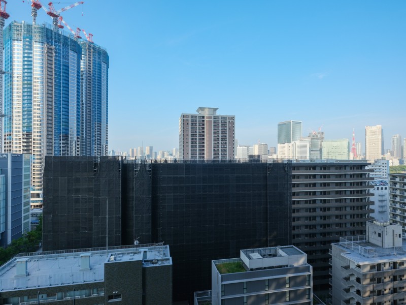 バルコニーより東京タワーを一望できます。青々とした空と都会の風景や都会ならではの夜景を見て、ほっと一息をつくことができます。昼間にはティータイムに、夜にはお酒を片手に景色を楽しむことができます。
