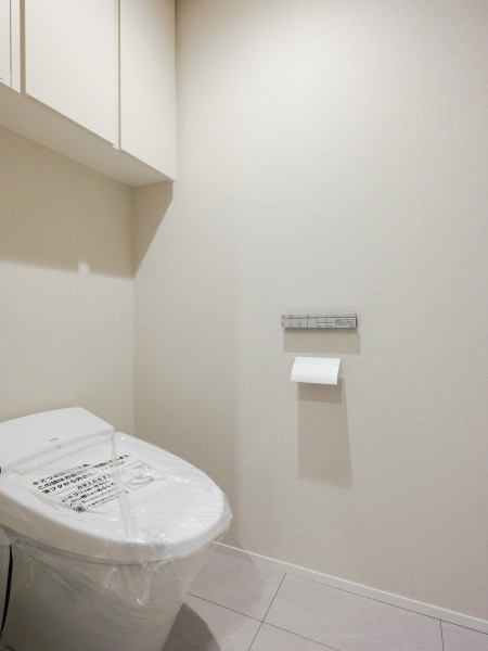 タンクレストイレやスティックリモコンでスタイリッシュな空間を演出します。タンクのお掃除が不要で家事が少し楽になります。また、ホワイトカラーの棚を設置したため、オシャレかつ機能性が高いレストルームとなっています。