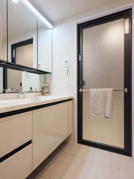 身だしなみチェックや鏡裏の収納が便利な三面鏡になっています。ホワイト×ブラックのモノトーンカラーで洗練された雰囲気の空間となっております。自身の身だしなみチェック時に邪魔をしないため、お出かけ前に気分をあげることができます。