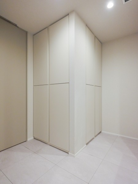 洗面室には高さのある収納棚があり、タオルやバスタオルといったリネン類やお掃除グッズなどたくさん収納することが可能です。