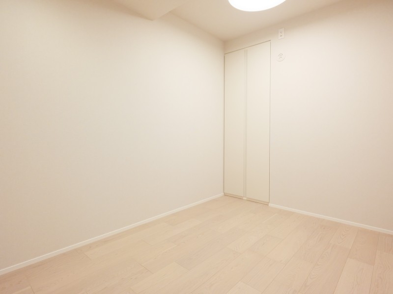 洋室2は約4.0帖の広さがあり、自分のお部屋としてお使いいただけます。淡い色調でインテリアを揃えても、濃い色調でインテリアを設置しても素敵なお部屋にすることが可能です。