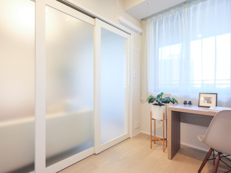 リビングと洋室3を仕切る扉は、ライフスタイルをシームレスにするガラス扉を用いました。扉を開けてリビングを拡張したり、来客時は扉を閉めて見えないようにすることが可能です。