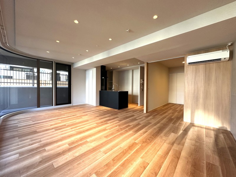 リビング一面の大きな窓が開放感と優しい光を運んでくれるLDKです。約19.4帖、床暖房完備です。フローリングにはトリニティを使用、肌触りがよく裸足で過ごしたくなるようなくつろぎの空間です。