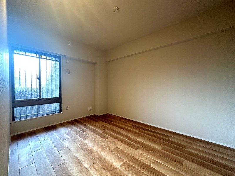 洋室2(約6.0帖)はリビングから離れて静かに自分の時間や課題、趣味などに没頭できるプライベートスペースです。シンプルな内装なので、お好みのインテリアや小物で、自分らしい空間を演出できます。