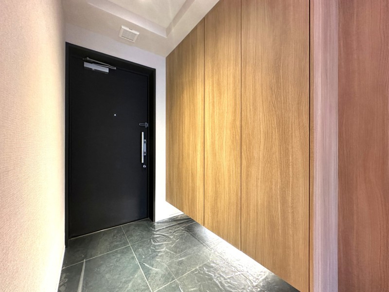 フットライトが優しく足元を照らし、家族やゲストを優しく迎えてくれます。人感センサーライトを設置していますので、遅い時間のご帰宅、手がふさがっているときでも自動点灯で安心です。