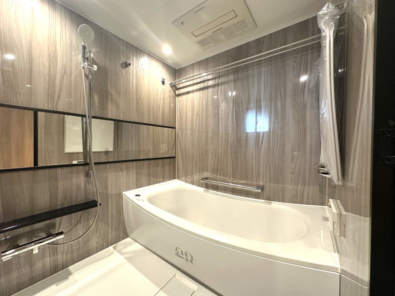 1620サイズの広々とした浴室には窓もあり、快適な空間を保てます。広々とした浴槽は心地よい入浴感で毎日の疲れを癒して頂けます。浴室換気乾燥暖房機付で、一年を通して快適に使用できます。