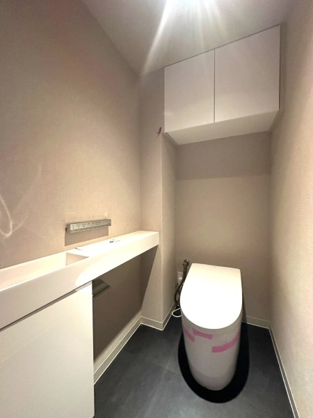 TOTO製ウォシュレット付きタンクレストイレ新規交換済みです。毎日使用する場所なので、お手入れしやすくお掃除らくらくな機能を搭載、清潔で快適な空間を保てます。