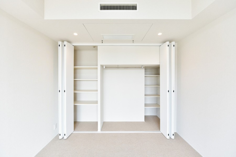 洋室1には一面の大きなクローゼットを備え付けました。ハンガーパイプや棚を備え付けましたで、お気に入りの洋服から小物類までたっぷりと収納できる使い勝手の良い収納です。