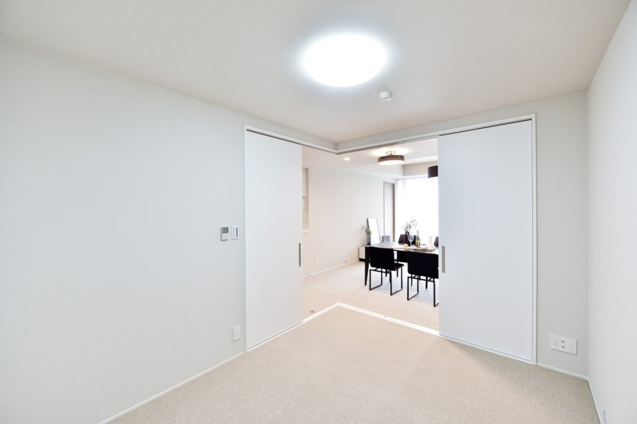 洋室2(約5.5帖)は扉を開放して拡張リビングとしても使用できるフレキシブルなお部屋です。ライフスタイルや家族構成が変化しても使用しやすい間取りに仕上げました。