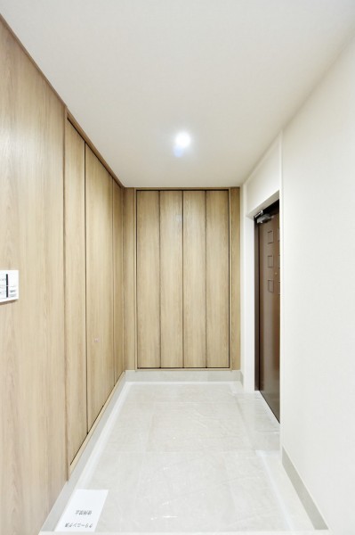 家の顔となる玄関はゆったりと家族やゲストを迎えてくれます。人感センサーライトを設置していますので、手がふさがっているときや遅い時間のご帰宅でも、自動点灯なので安心です。