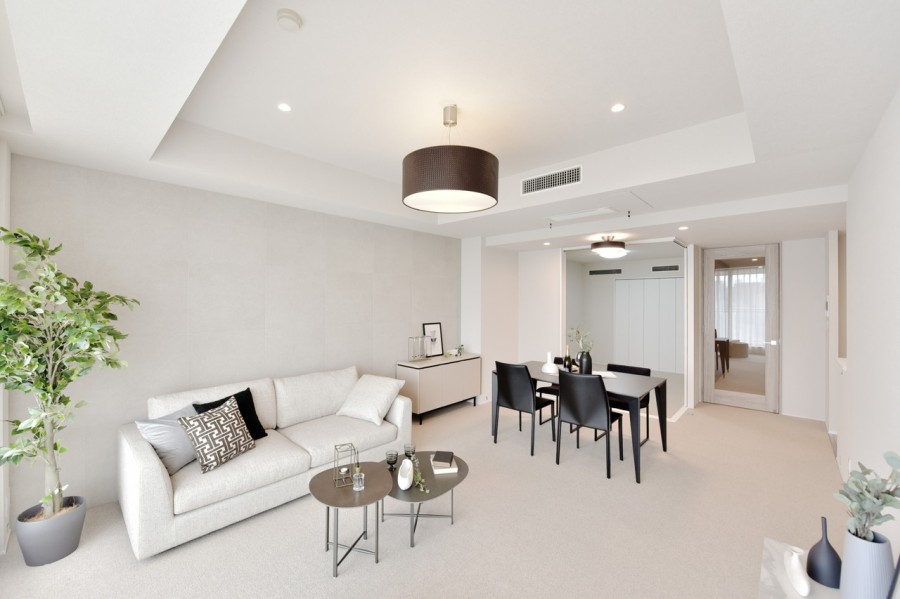 南向きのバルコニーに面し一日を通して明るい光が差し込むLDKです。約18.4帖の空間で、家具を置いてもゆったりとくつろげます。落ち着いた内装なのでどんなインテリアともマッチします。