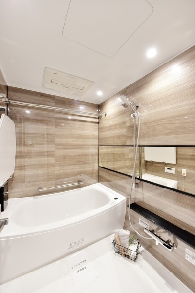 ゆったりと体を包み込む入浴感で、一日の疲れを癒していただけるバスルームです。浴室換気乾燥機を完備しており、衣類の乾燥や換気、冬場の暖房など一年を通して快適にご使用いただけます。