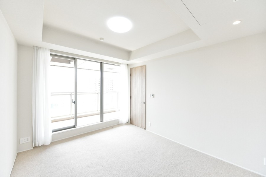 洋室1(約8.2帖)は南向きのバルコニーに面した明るく開放感のあるお部屋です。リビングインのお部屋なので家族の気配を感じながらもプライベートをしっかりと確保できます。