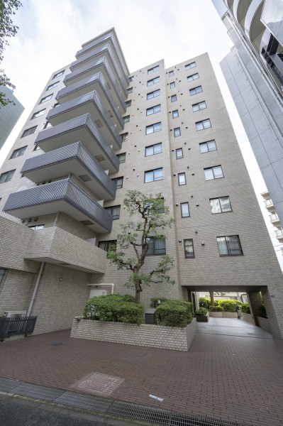 ベージュの外観は穏やかで温かい雰囲気で周囲の景観や自然に調和して親しみやすい印象を与えます。敷地内にお手入れが行き届いた植栽があり、管理体制が整っていることが伺えます。2024年共用部大規模修繕工事実施しております。