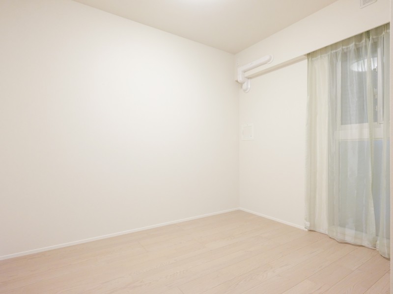 洋室2は約5.0帖の広さがあり、ワークスペースや趣味のお部屋としてお使いいただけます。デスクを置いてテレワークをしたり、テレビやソファーを設置して映画鑑賞をしたりと幅広く利用できます。