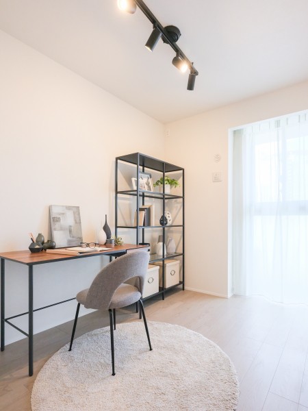 洋室3は約5.0帖の広さがあり子供部屋としてお使いいただけます。クローゼットがあり、お洋服やおもちゃ、趣味のグッズなど様々の物を収納することが可能です。フロアー材の木目調を感じとることができる内装です。