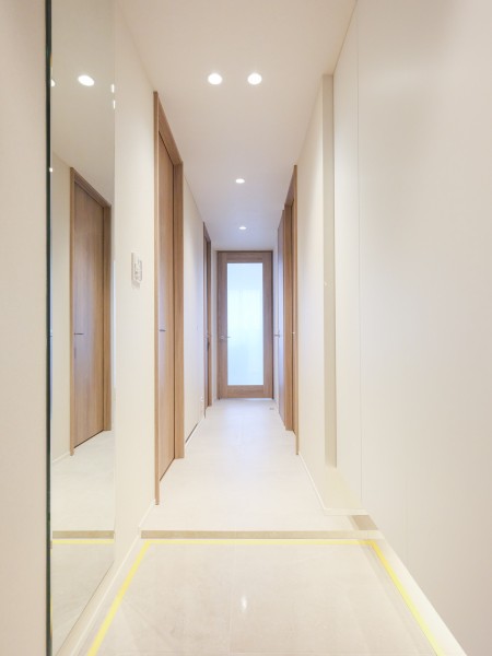 木目が美しい建具と柔らかいカラーのクロスがお部屋を明るく広く見せます。居室に入るまでに気持ちをワクワクさせてくれるような雰囲気となっております。