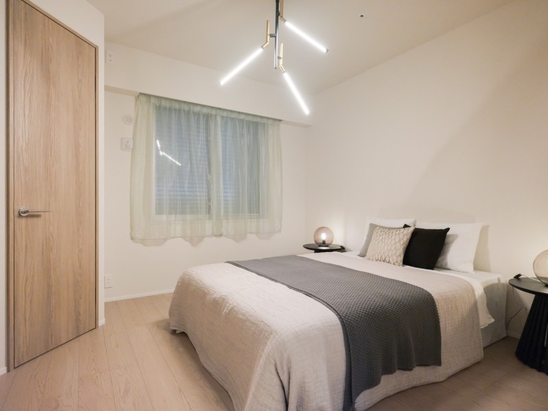 洋室1は、約7.3帖の広さがあり主寝室としてお使いいただけます。窓から差し込む陽光で心地よい朝を迎えることができます。LDKと統一されたフロアー材とクロスで、落ち着いた色調のお部屋となっております。