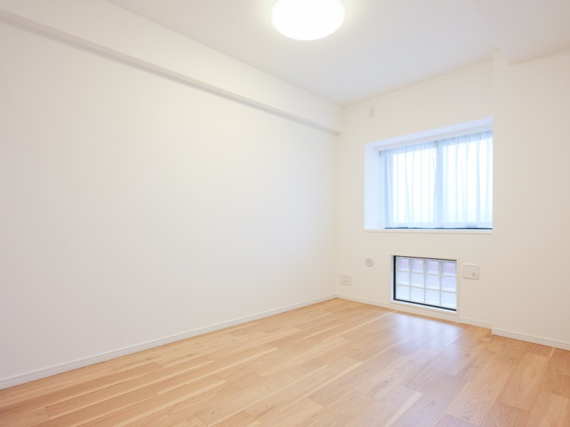 洋室2はリビングから一番遠く、プライベート性が高いお部屋です。ワークスペースや趣味部屋としてもお使いいただけそうです。