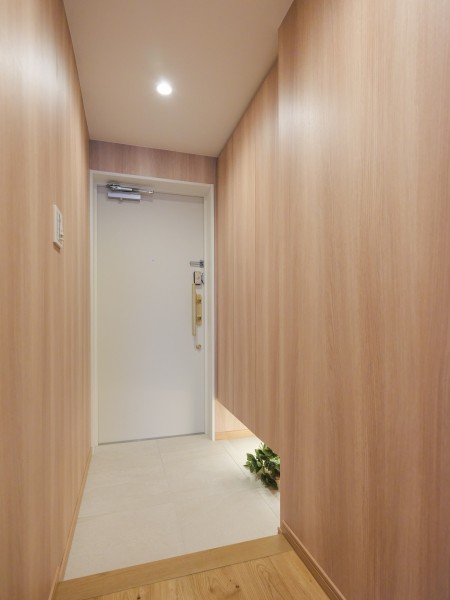 フットライトからのびる光が足元を優しく包み込む気品溢れる玄関です。高さのあるシューズボックスを設置し、靴がたくさん収納できるようになっています。