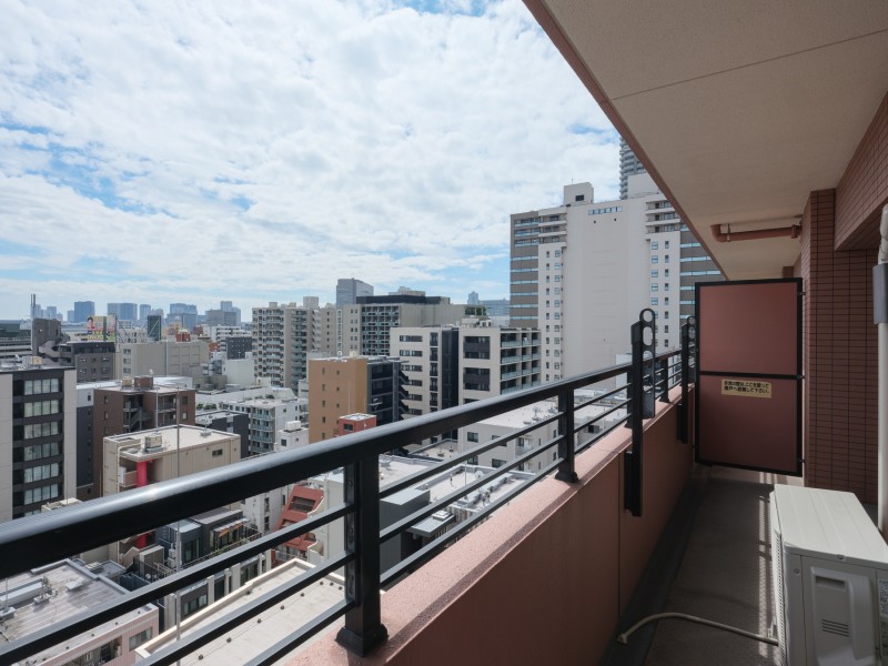 暮らしに大切な光と風を感じることができる南向きのバルコニーです。日当たりと眺望が良好で、景色を眺めながらのんびり過ごせます。季節の移ろいや日の光などちょっと外に出て楽しむのはいかがでしょうか。