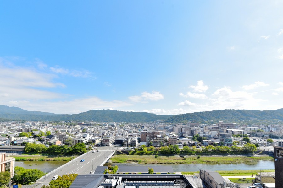 東山連峰を一望、鴨川を眼下に見下ろす眺望が楽しめます。四季によって変化する山々と空、川の流れを眺めながら深呼吸をしたくなるような景色が広がります。お盆には五山の送り火「大」が望めます。