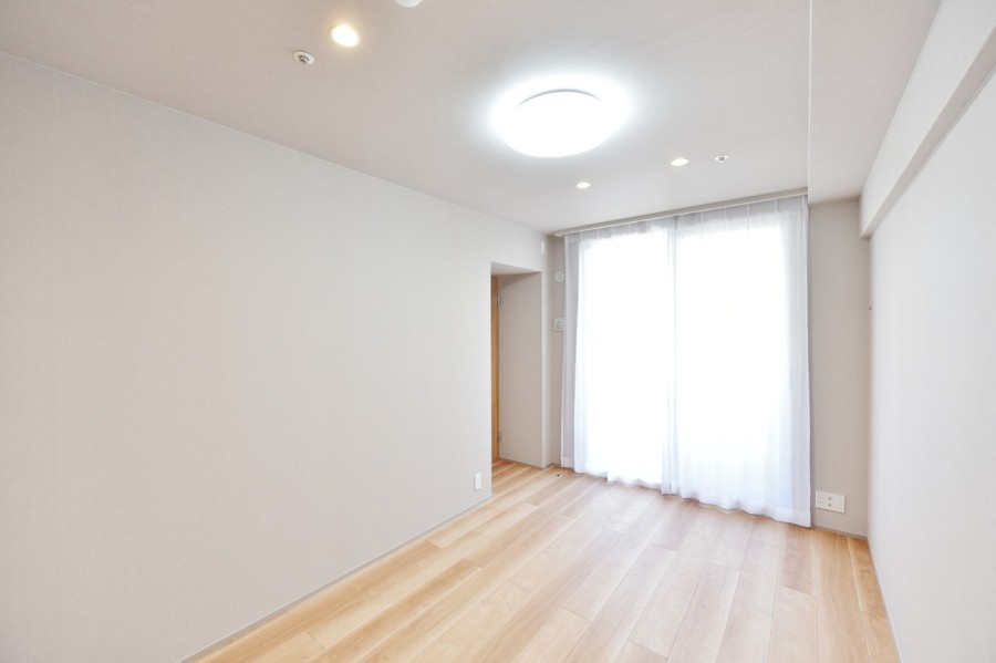 バルコニーに面した洋室1(約7.2帖)は大きなクローゼットを備え、凹凸も少なく家具の配置もしやすいため、心と体をしっかりと休めることができる、主寝室におすすめです。シンプルですっきりとた内装に仕上げました。