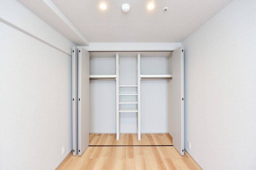 洋室1にはハンガーパイプに枕棚、棚を備え付けた、壁一面の機能的なクローゼットを設置しました。毎日使用するお洋服から小物までたっぷりと収納できます。