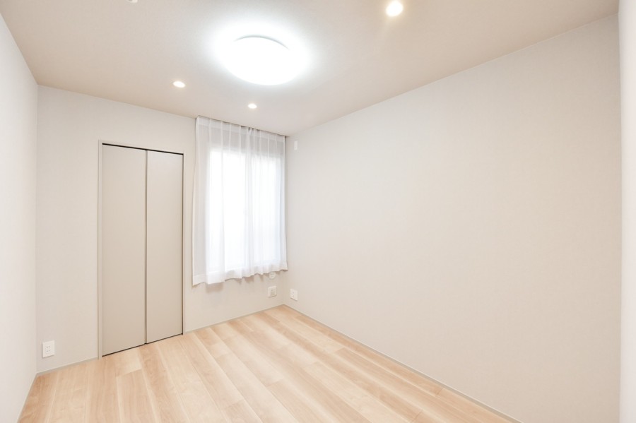 洋室3(約5.0帖)は趣味や課題、自分の時間に集中できるプライベートスペースです。書斎やアトリエ、子供部屋など様々な用途にお使いいただけます。優しい光を感じながら自分らしい時間を過ごせます。