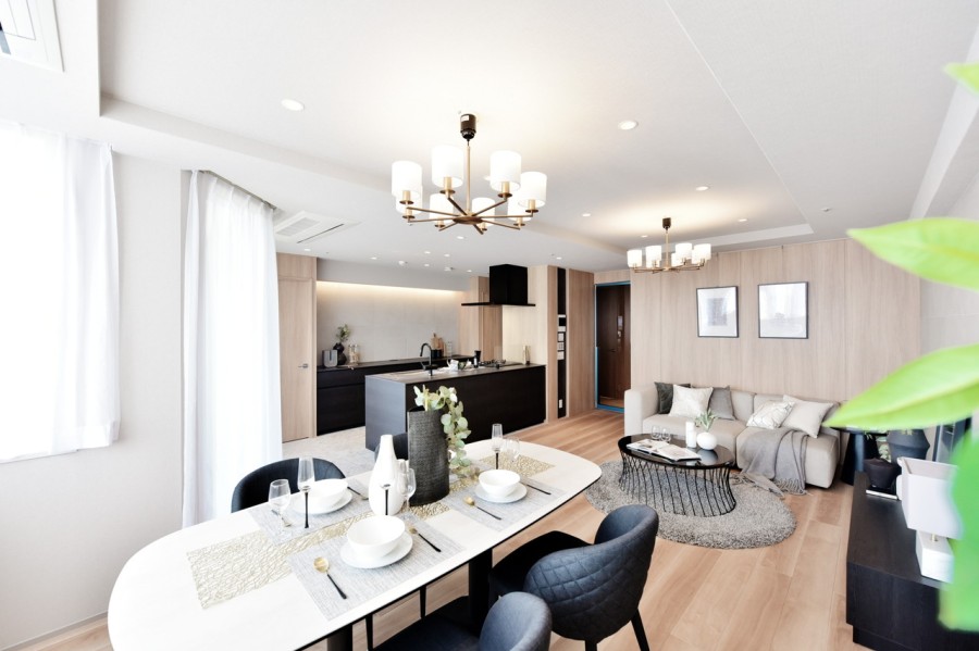 東側の一面の窓から優しく朝日を取り入れるリビングダイニングです。京都らしい景色を満喫できる立地で、東山連峰や鴨川・高瀬川を堪能できます。また夏には五山の送り火(大文字)鑑賞可能です。