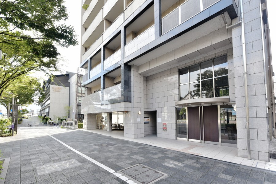 タイル貼りの美しい外観が京都の街並みに映えます。高瀬川沿いに美しくたたずむマンションで、京都らしい風景の象徴でもある鴨川も近く、休日の散策や散歩も楽しめます。ペット飼育可能で、大切な家族とも一緒に生活ができます。